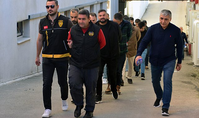 Adana merkezli 7 ilde kurgu trafik kazalarıyla sigorta şirketlerini dolandıran 80 şüpheli adliyede