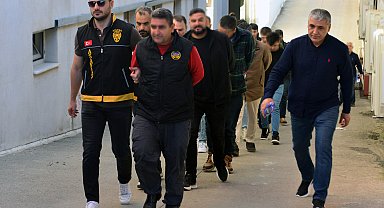 Adana merkezli 7 ilde kurgu trafik kazalarıyla sigorta şirketlerini dolandıran 80 şüpheli adliyede
