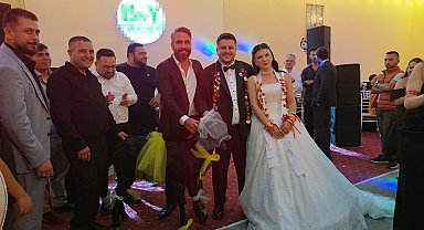 Adana'da düğünde gelin ve damada keçi hediye edildi