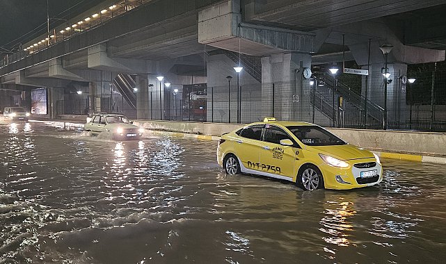 Adana'da sağanak; yollar göle döndü