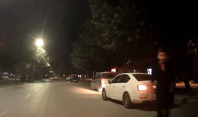 Adana'da selektör tartışmasında sürücünün küfür edip darp girişimi kamerada