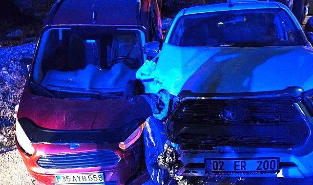 Adıyaman'da iki hafif ticari araç çarpıştı; 8 yaralı