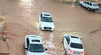 Adıyaman'da sağanak; araçlar suya gömüldü, caddeleri su bastı