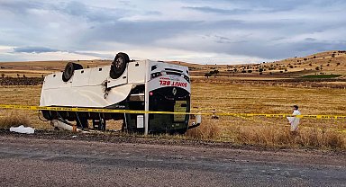 Afyonkarahisar'da midibüs, şarampole devrildi: 1 ölü, 27 yaralı