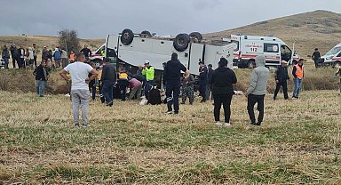 Afyonkarahisar'da midibüs, şarampole devrildi: 25 yaralı