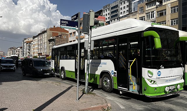 Akrabasını bıçakladı, kaçarken aracıyla özel halk otobüsüne çarptı