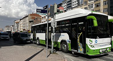 Akrabasını bıçakladı, kaçarken aracıyla özel halk otobüsüne çarptı