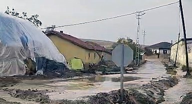Aksaray'da etkili olan sağanak, su baskınlarına neden oldu