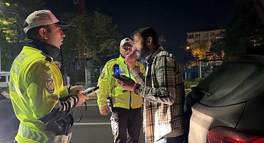 Alkolmetreyi üflemedi, kimlik numarasını soran polise, 'okumam yazmak yok' dedi