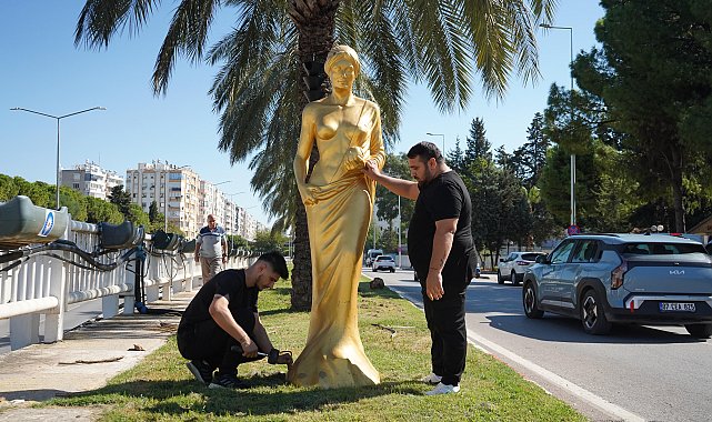 Altın Portakal Film Festivali öncesi Venüs heykelleri kenti süslüyor