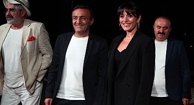 Altın Portakal'da kırmızı halı şıklığı