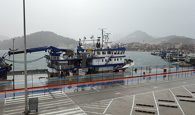 Amasra'da fırtına; dalga boyu 2 metreye ulaştı