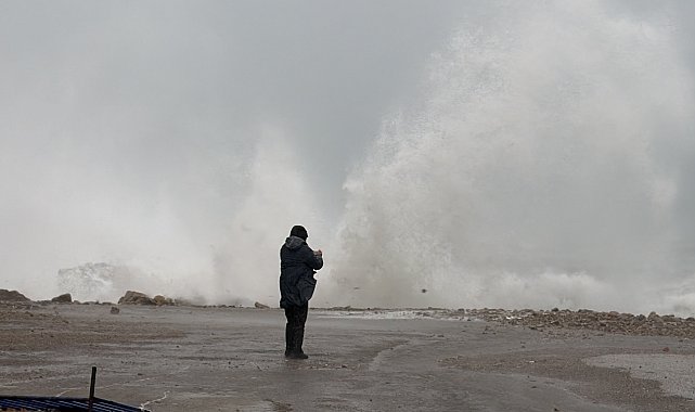 Amasra'da fırtına; dalga boyu 6 metreye ulaştı