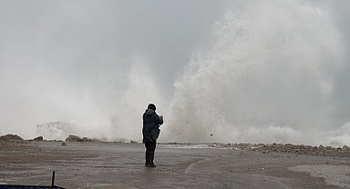 Amasra'da fırtına; dalga boyu 6 metreye ulaştı