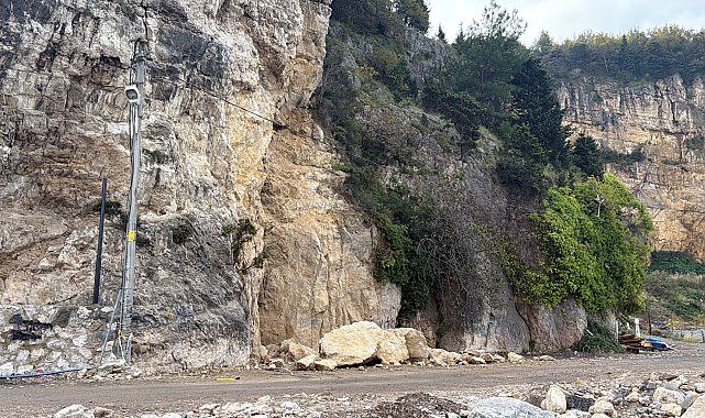 Amasra'da yola kaya parçaları düştü
