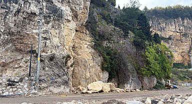 Amasra'da yola kaya parçaları düştü