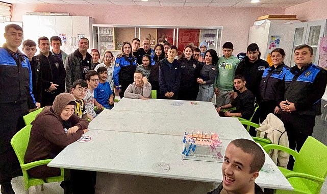 Amasya'da polisten özel gereksinimli öğrencilere doğum günü sürprizi