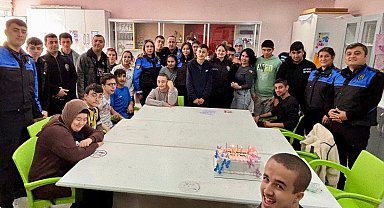 Amasya'da polisten özel gereksinimli öğrencilere doğum günü sürprizi