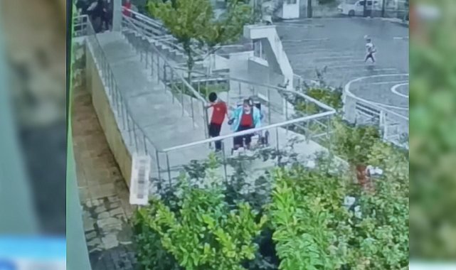 Aniden yağmur bastırınca engelli arkadaşının yardımına koştu