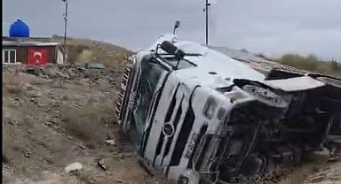 Ankara'da TIR devrildi sürücüsü yaralandı