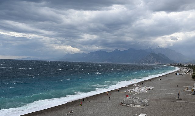 Antalya'da kuvvetli rüzgar ve sağanak etkili oldu
