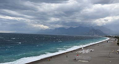 Antalya'da kuvvetli rüzgar ve sağanak etkili oldu