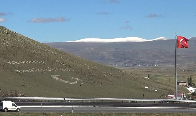 Ardahan'ın yüksek kesimlerine kar yağdı