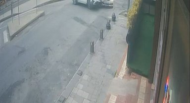 Arnavutköy'de 2 otomobilin çarpıştığı kaza kamerada