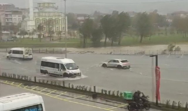 Arnavutköy'de dere taştı, yollar su altında kaldı
