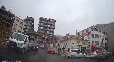 Arnavutköy'de hafif ticari aracın çarptığı çocuk yaralandı
