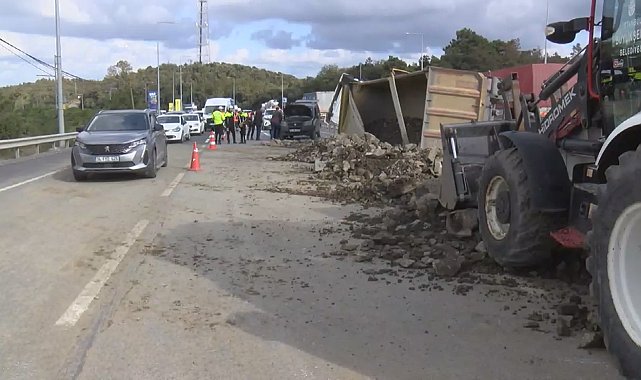 Arnavutköy'de hafriyat kamyonunun devrildiği anlar kamerada -1