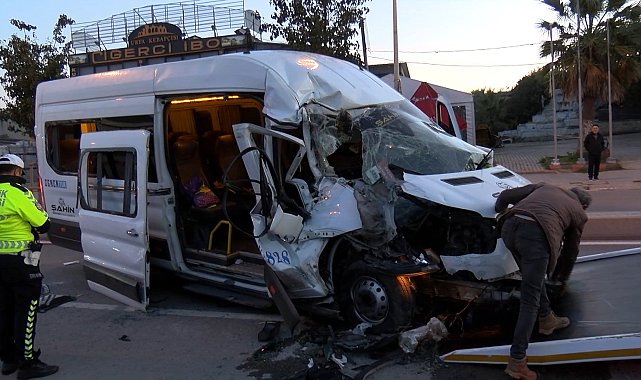 Arnavutköy'de servis minibüsü park halindeki hafriyat kamyonuna çarptı: 9 yaralı