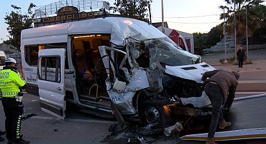 Arnavutköy'de servis minibüsü park halindeki hafriyat kamyonuna çarptı: 9 yaralı