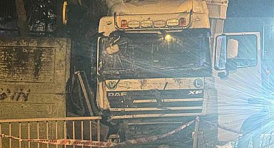 Arnavutköy'de seyir halindeki TIR, otobüs durağına daldı