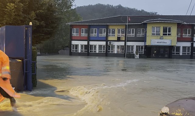 Arnavutköy'de yağış nedeniyle Alibey Deresi yola taştı; sular okul bahçesine doldu