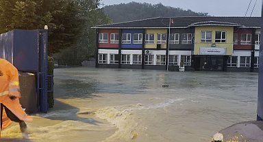 Arnavutköy'de yağış nedeniyle Alibey Deresi yola taştı; sular okul bahçesine doldu