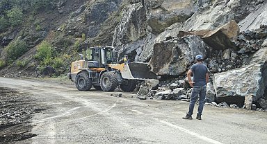 Artvin'de heyelan nedeniyle köy yolu ulaşıma kapandı