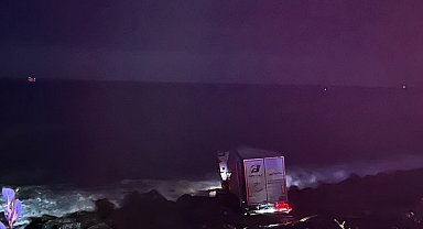 Artvin'de kontrolden çıkan TIR, deniz kenarındaki kayalıklara takıldı