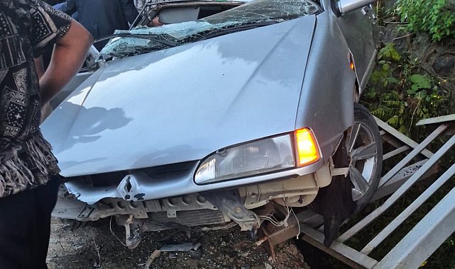 Artvin'de otomobil istinat duvarına çarptı: 3 yaralı