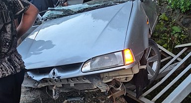 Artvin'de otomobil istinat duvarına çarptı: 3 yaralı