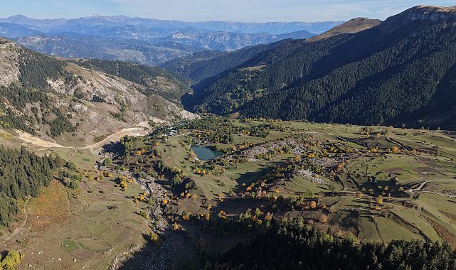 Artvin'in 'Sakin Şehir' ünvanlı ilçesi Şavşat'ta sonbahar güzelliği