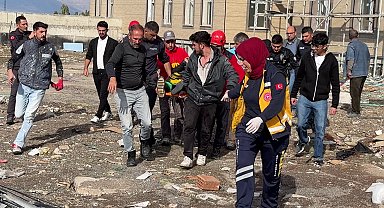 Asansör kurarken 4 kat yüksekliğinden düşüp, ağır yaralandı