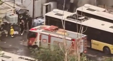 Ataköy'de İETT otobüslerinin park ettiği alanda çıkan yangın söndürüldü Ek görüntüyle geniş haber