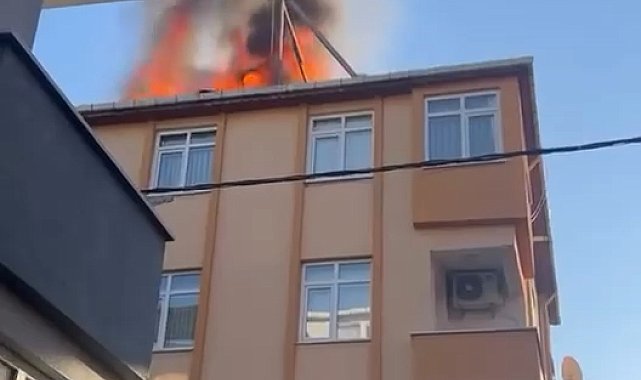 Ataşehir'de 4 katlı binanın çatısı alev alev yandı