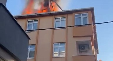Ataşehir'de 4 katlı binanın çatısı alev alev yandı