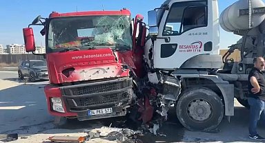 Avcılar'da iki beton mikseri çarpıştı; yaralı şoför hastaneye kaldırıldı