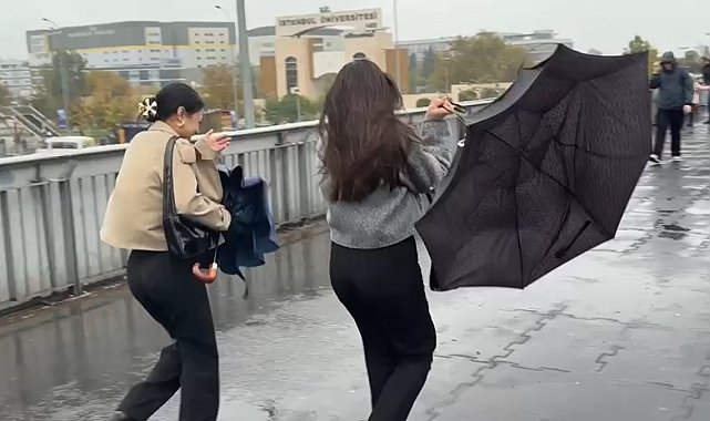 Avcılar'da sağanak ve fırtınada şemsiyelerini kullanmakta zorlandılar
