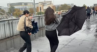 Avcılar'da sağanak ve fırtınada şemsiyelerini kullanmakta zorlandılar