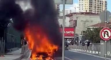 Avcılar'da seyir halindeki otomobil alev alev yandı