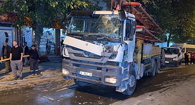Avcılar'da yokuşta kayan beton pompası park halindeki 7 araca çarptı